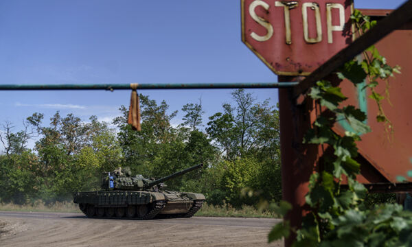 우크라이나군 탱크가 동부 도네츠크주의 도로를 이동하고 있다. [=AP연합뉴스]