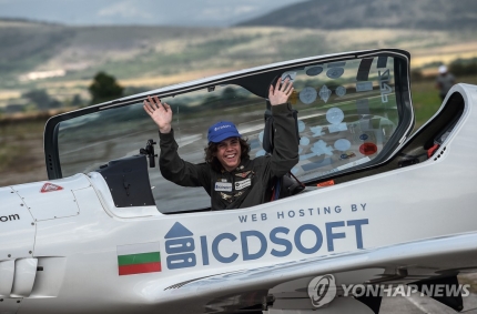 (소피아 EPA=연합뉴스) 초경량 비행기를 타고 단독 세계일주 비행에 성공한 불가리아 영국 이중국적의 17세 청소년 맥 러더퍼드가 소피아에 도착한 뒤 손을 흔들고 있다.