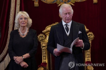 (로이터=연합뉴스) 10일(현지시간) 세인트 제임스 궁에서 즉위식에 찰스 3세와 그 부인 커밀라 왕비가 참석한 모습.