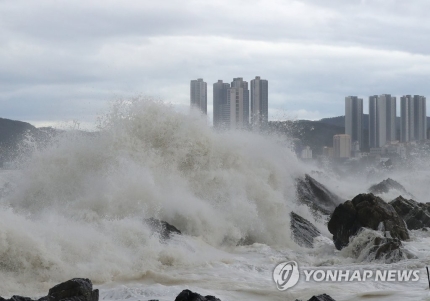 제11호 태풍 '힌남노'가 울산을 관통한 6일 오전 울산시 북구 신명 앞바다에 거센 파도가 치고 있다. 연합뉴스