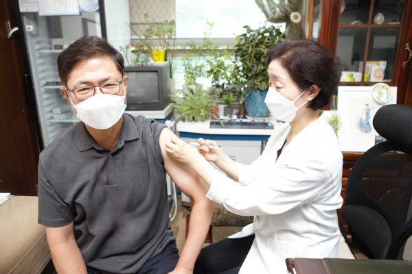 Mr Ahn Jae-yong, CEO of SK Bioscience, visited Hansarang Kim Gyeong-hee Pediatrics in Bundang, Gyeonggi-do and received ‘SKYCovione’ as fourth Covid-19 vaccination on September 19. [Courtesy of SK Bio]