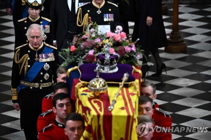 (런던 로이터=연합뉴스) 엘리자베스 2세 영국 여왕의 장례식이 열린 19일(현지시간) 찰스 3세 영국 국왕(왼쪽)과 앤 공주가 모후 엘리자베스 2세의 시신이 담긴 관을 따라 장례식이 거행된 웨스트민스터 사원을 나서고 있다.