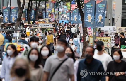 (서울=연합뉴스) 지난 20일 오후 서울 명동거리에서 마스크를 쓴 시민 및 관광객들이 걸어가고 있다.