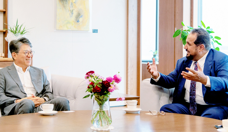 (왼쪽부터)곽재선 회장과 파드 알도히시 대표이사가 협력 방안에 대해 이야기 하고 있다. [출처=쌍용차]