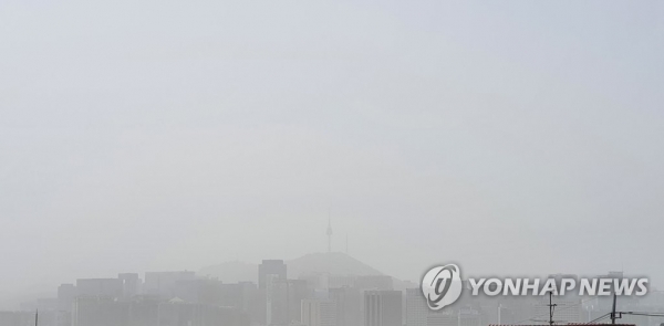 미세먼지로 뒤덮인 서울 하늘. [출처=연합뉴스]