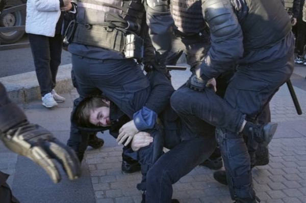 러시아 정부 동원령에 거부하는 청년이 경찰에 제압당하고 있다. [사진 = 연합뉴스]