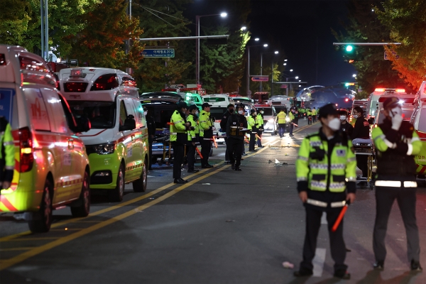 30일 오전 서울 용산구 이태원 핼러윈 인명사고 현장에 구급차가 모여있다. [출처=연합]