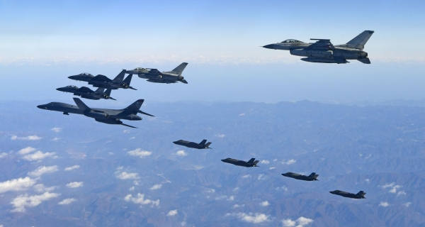 2017년 12월 '비질런트 에이스' 훈련에서 한국공군 F-16 2대, F-15K 2대, 美 B-1B 1대, F-35A 2대, F-35B 2대가 편대를 이루어 비행하는 모습 [출처=공군]