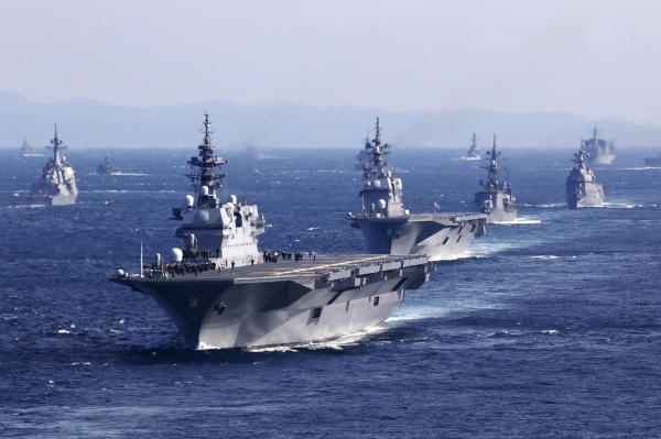 일본 해상자위대 주최로 6일 가나가와현 사가미만에서 열린 국제관함식에서 일본 호위함 이즈모(맨 앞) 등 참가국 함정이 항행하고 있다. ⓒ연합뉴스