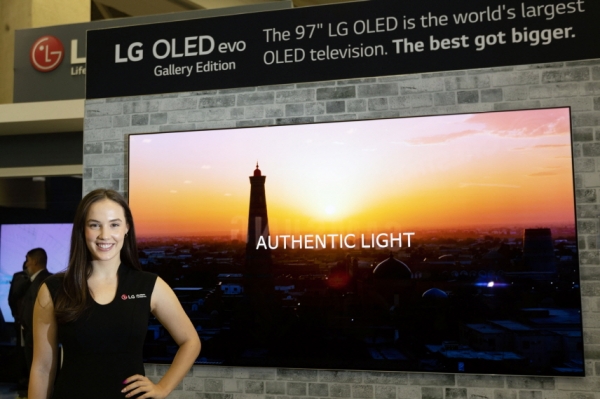 LG전자가 지난달 세계 최대 올레드 TV인 97형 올레드 에보 갤러리에디션(OLED evo Gallery Editio)를 공개해 북미 프리미엄 TV 시장을 공략하고 있다. [출처=LG전자]