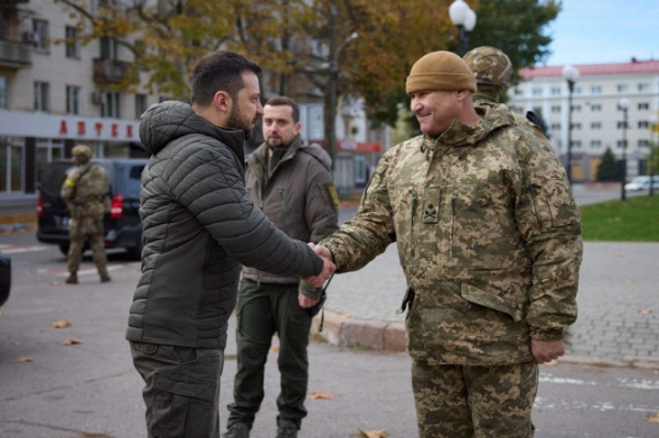 볼로디미르 젤렌스키(왼쪽) 우크라이나 대통령은 지난 14일 헤르손을 찾아 이 지역 탈환에 공을 세운 군대를 격려했다. [사진 = 연합뉴스]