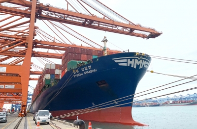 12일 부산항에서 출항하는 6800TEU급 컨테이너선 ‘HMM 상하이(Shanghai)호’가 수출기업들의 화물을 싣고 있다. [출처=HMM]