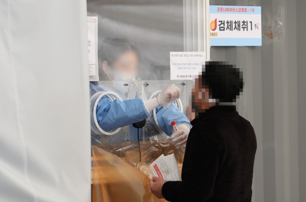 코로나19 신규 확진자 수가 4만명대로 내려온 지난 18일 오후 서울역광장 코로나19 임시선별검사소에서 한 시민이 검사를 받고 있다. ⓒ연합뉴스