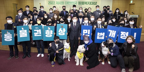 대한민국 동물복지대상 수상자들이 김진표 국회의장(가운데)와 함께 기념 촬영을 하고 있다. [사진=포스코건설]