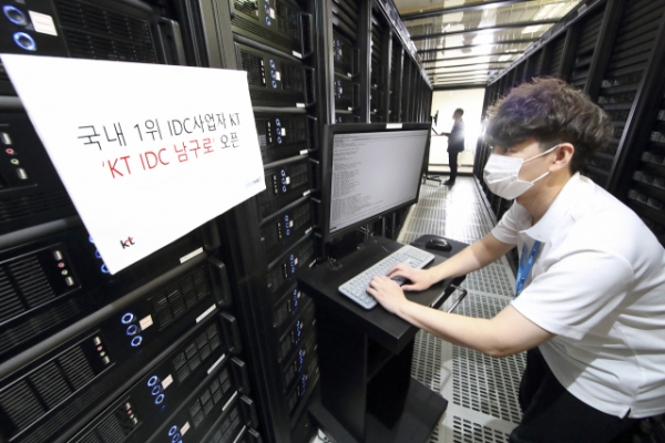 KT IDC 남구로에서 KT IDC 관리 인력들이 서버 상태를 점검하고 있다. [출처=KT]