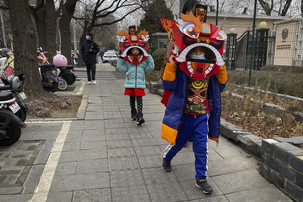 지난 13일 중국 베이징의 한 거리에서 사자탈을 쓴 아이들이 걸어가고 있다. 중국은 출생률 저하, 인구 고령화로 지난해 60년만에 처음으로 인구가 줄기 시작했다. [ 사진 = 연합뉴스]