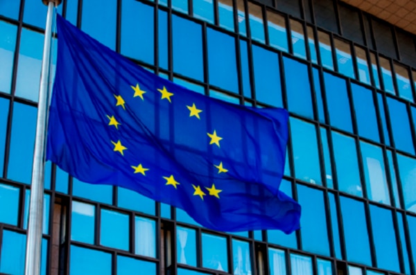 벨기에 브뤼셀의 유럽연합 이사회 건물 앞에 걸린 유럽연합기. [출처=연합뉴스]