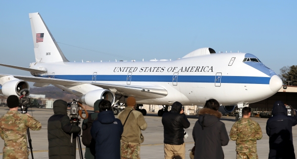 로이드 오스틴 미국 국방장관을 태운 전용기가 30일 오후 경기도 평택시 오산공군기지에 착륙하고 있다. [출처=연합]