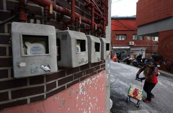 전기료와 가스비 등 동절기 도시 근로자 가구의 연료비 부담이 커지는 가운데 31일 오후 서울 종로구 창신동 골목의 가스 계량기 모습. [출처=연합]