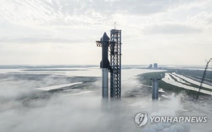 스페이스X 발사장의 '스타십24'와 '부스터7'[UPI 연합뉴스]