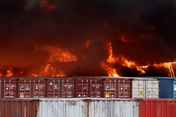 ) 7일(현지시간) 튀르키예 이스켄데룬 항구 컨테이너 야적장의 컨테이너가 지진으로 무너지면서 화재가 발생해 검은 연기가 피어오르고 있다. 전날 시리아와 인접한 튀르키예 지역에 규모 7.8의 강진이 일어나 양국 사망자 수가 하루 만에 5천 명을 넘어섰다. [출처=연합]