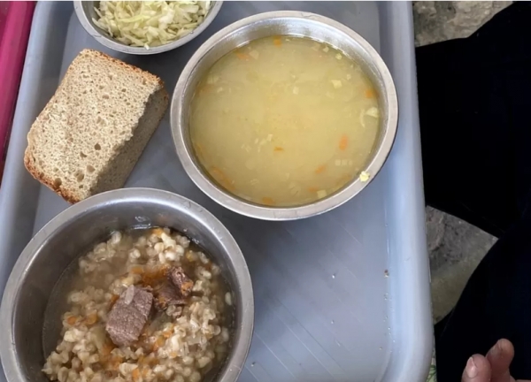 빵과 옥수수 수프, 그리고 보리와 고기가 포함된 포로들의 점심 식사 [사진 = BBC]