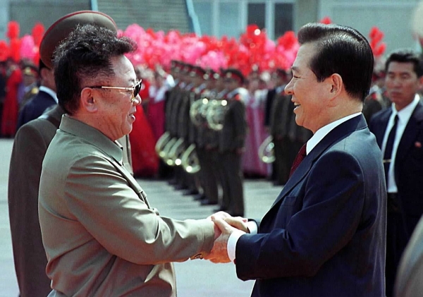 2000년 6월 13일, 김대중 대통령과 김정일 국방위원장이 평양 순안공항에서 처음으로 만나 악수를 나누고 있다. ⓒ청와대 제공