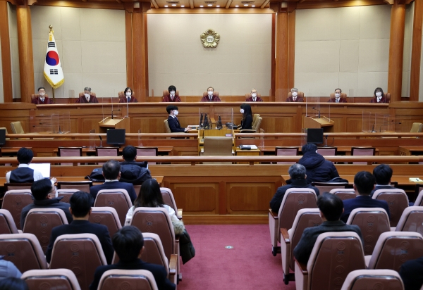 유남석 헌법재판소장(가운데)과 재판관들이 23일 오후 서울 종로구 헌법재판소 대심판정에서 자리에 앉아있다. [출처=연합]