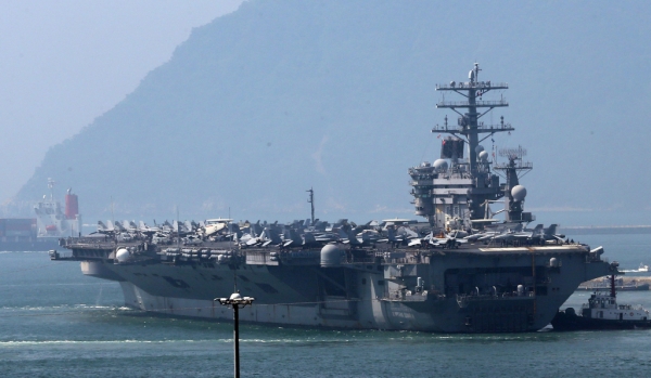 지난 2013년 5월 13일 미국의 핵 추진 항공모함인 '니미츠호'(9만7천t급)가 동해에서 진행되는 한미연합훈련에 참가하기 위해 부산 해군기지를 떠나고 있다. [출처=연합]