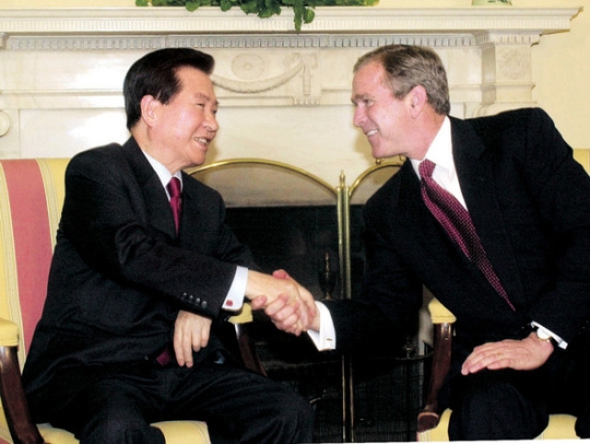 2001년 고(故) 김대중 대통령이 백악관을 방문, 부시 대통령과 정상회담을 갖고 있다. [청와대 사진기자단]
