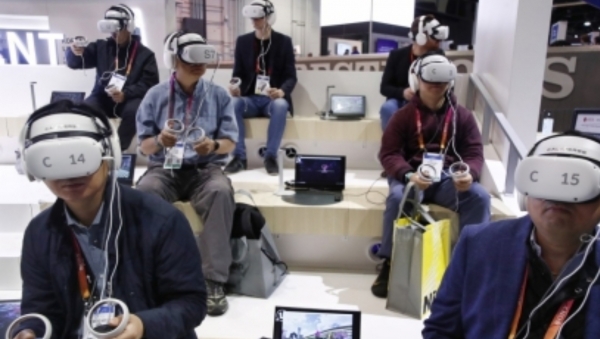 사람들이 헤드셋을 쓰고 VR을 즐기는 모습.[EPA 연합뉴스]