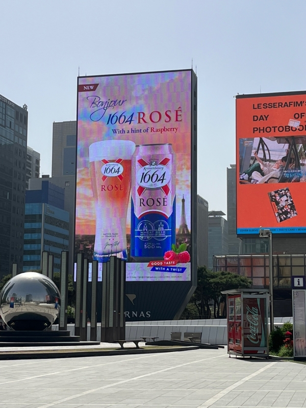 서울시 강남구 삼성역에 위치한 파르나스호텔 앞 옥외 광고판에서 진행되고 있는 '1664 블랑' 제품 광고 역시 영상이 아닌 이미지로 확인된다. ⓒ위키리크스한국 최문수 기자