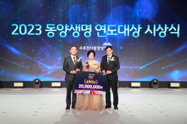 오른쪽부터 동양생명 저우궈단 CEO, 장금선 명예상무(가운데), FC본부장 김인영(왼쪽). [출처=동양생명]