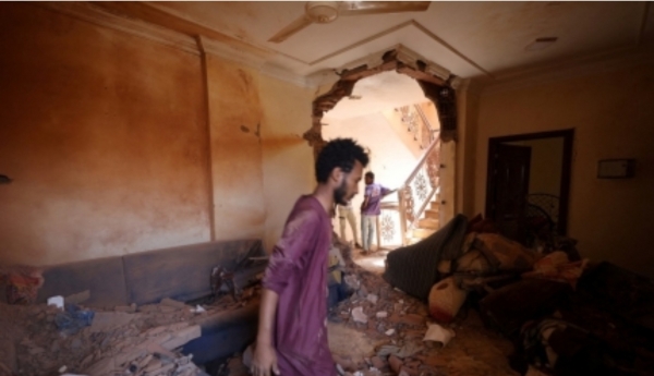 수단 정부군과 준군사조직인 신속지원군간 무력충돌 속에 수도 하르툼의 한 건물이 부서져 있다. [로이터 연합뉴스]