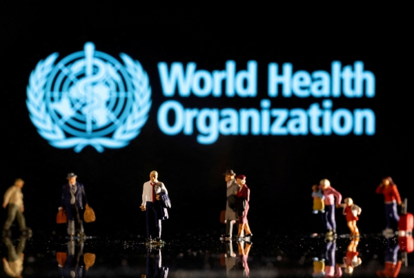 지난 2월 11일 세계보건기구(WHO) 간판 앞에 작은 피규어 인형들이 진열되어 있다. [출처=로이터/연합]