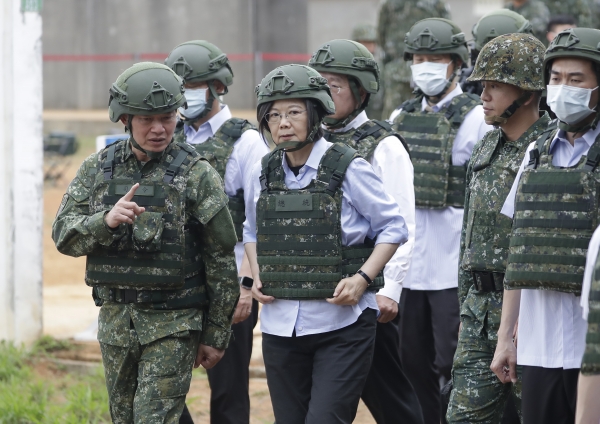 차이잉원 대만 총통(가운데)이 11일(현지시간) 대만 북부 타오위안에서 예비군 훈련에 참가하는 대만 예비군을 시찰하면서 안내를 받고 있다. [출처=AP/연합]