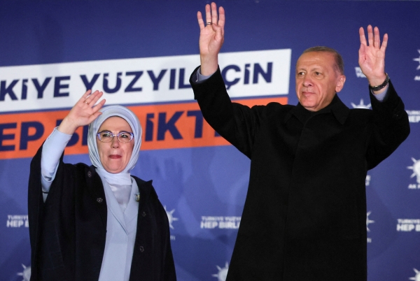 15일 터키 앙카라의 AK당 본부에서 아내 에르미네 에르도안과 함께 타이이프 에르도안 터키 대통령이 지지자들을 맞이하고 있다. [출처=로이터/연합]