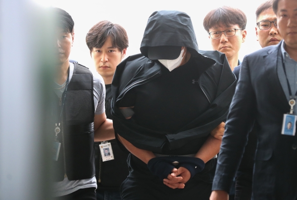 대구공항에 착륙 중인 항공기의 비상 출입문을 연 이 모(33) 씨가 28일 오후 대구지방법원에서 열린 구속 전 피의자 심문(영장실질심사)에 출석하고 있다.