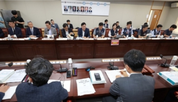 (세종=연합뉴스) 지난달 25일 오후 세종시 정부세종청사 최저임금위원회 회의실에서 제2차 전원회의가 열리고 있다