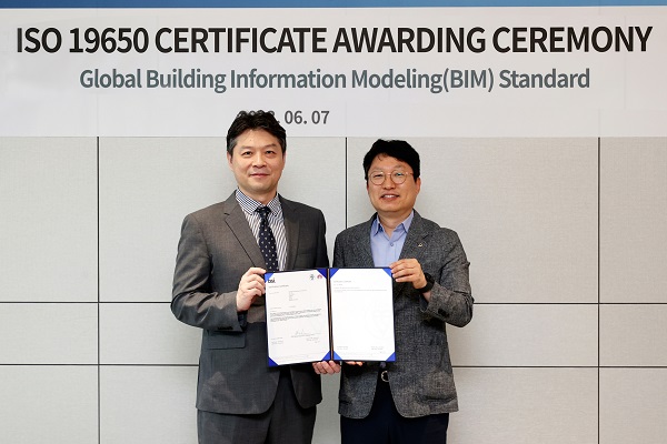 임성환 BSI Group Korea 대표(왼쪽)와 배용주 대우건설 안전품질본부 상무(오른쪽)가 ‘ISO 19650:2018’ 인증 취득 후 기념 촬영을 하고 있다. [사진=대우건설]