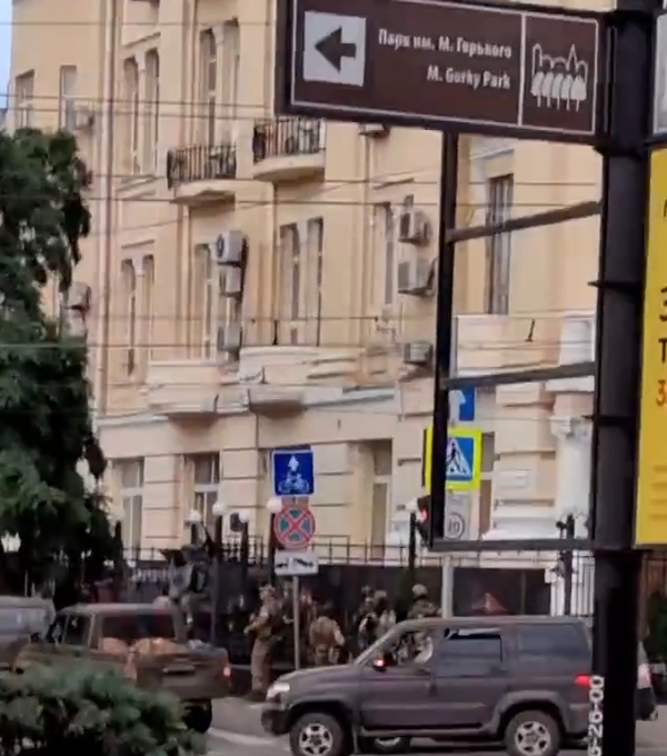 러시아 용병수장 프리고진이 이끄는 바그너그룹이 이 러시아남부 행정중심지 로스토프온돈시의 시청을 포위하고 있다.  [출처=러시아SNS캡쳐]
