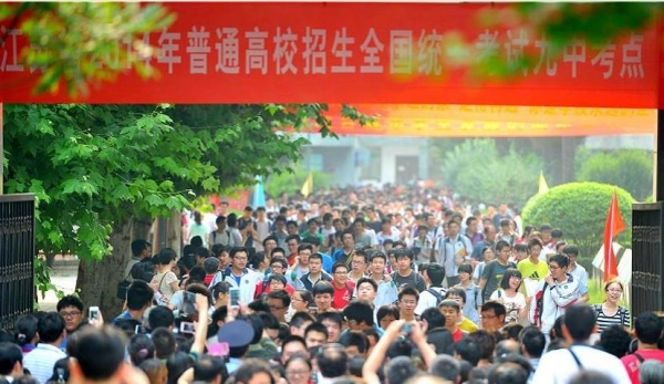 가오카오 고사장의 중국 학생들 [사진 = 웨이보 캡처]