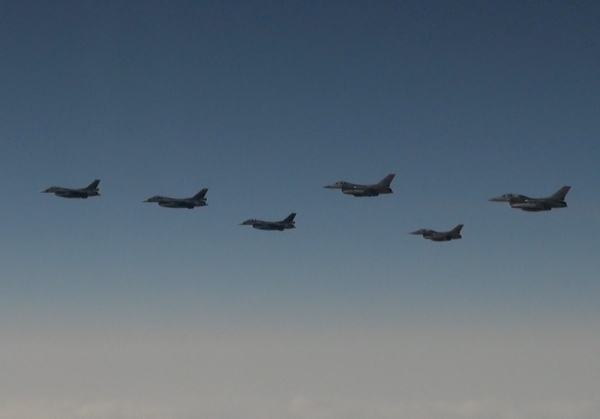 지난 4월 23일 일본 항공자위대의 F-2 전투기 제7비행단과 미국 제35전투비행단의 F-16 전투기와 일본해 상공에서 합동 군사 훈련을 하고 있다. [출처=일본 방위성/로이터/연합]