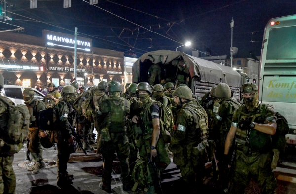 러시아 군 수뇌부를 겨냥해 무장반란을 일으킨 러시아 바그너 그룹 용병들이 24일(현지시간) 점령 중이던 남부 로스토프나노두에서 철수 준비를 하고 있다. [출처=연합]