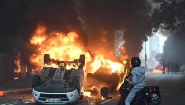 지난달 29일 프랑스 낭테르에서 일어난 10대 총격 사망 항의 시위 도중 차량이 불타고 있다. [사진 =, 연합뉴스]