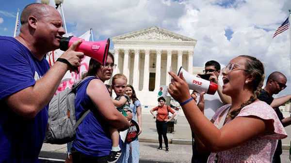 낙태 찬반론자들이 미국 대법원 앞에서 언쟁을 벌이고 있는 장면 [사진 = 연합뉴스]