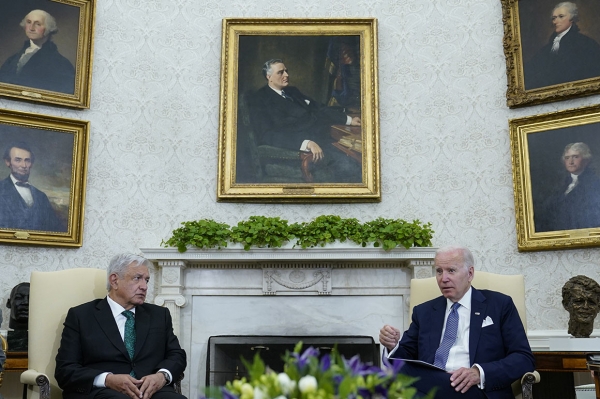 회담하는 조 바이든 미 대통령과 오브라도르 멕시코 대통령. [사진=폴리티코]