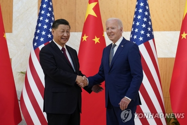조 바이든 미국 대통령(오른쪽)과 시진핑 중국 국가주석이 2022년 11월 14일(현지시간) 인도네시아 발리에서 첫 대면 정상회담을 열고 악수하고 있다. [사진 = 연합뉴스]