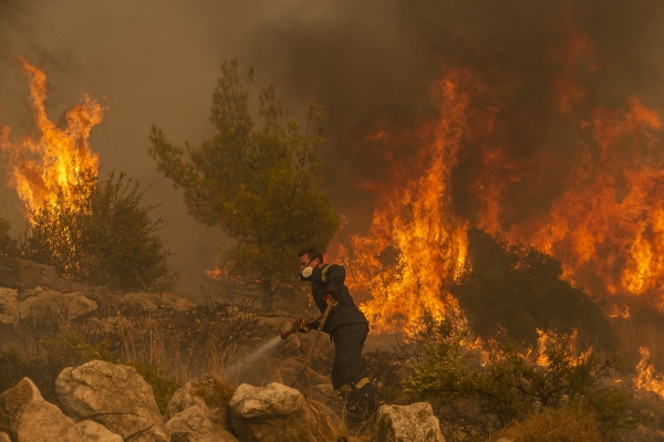 그리스 아테네 인근 마을에서 한 소방대원이 산불을 진화하고 있다. 산불이 나흘째 이어지고 있는 이날 스페인 EFE 통신 등 외신은 동북부 에브로스 아반타스 마을 남쪽 산불 현장에서 시신 최소 26구를 발견했다고 밝혔다. [출처=연합]