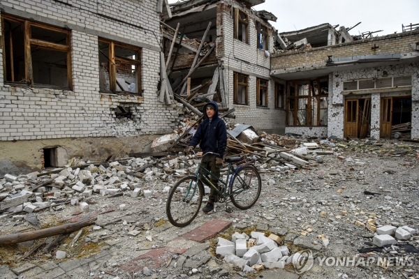 포격에 파괴된 우크라이나 학교 [사진 = 연합뉴스]